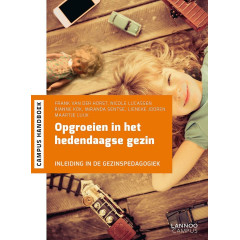 Opgroeien in het hedendaagse gezin: inleiding in de gezinspedagogiek (Dutch Edition)