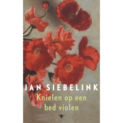 Knielen op een bed violen