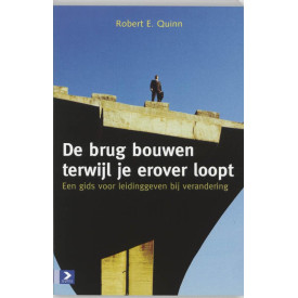 De brug bouwen terwijl je erover loopt: Een gids voor leiding geven bij verandering (Dutch Edition)